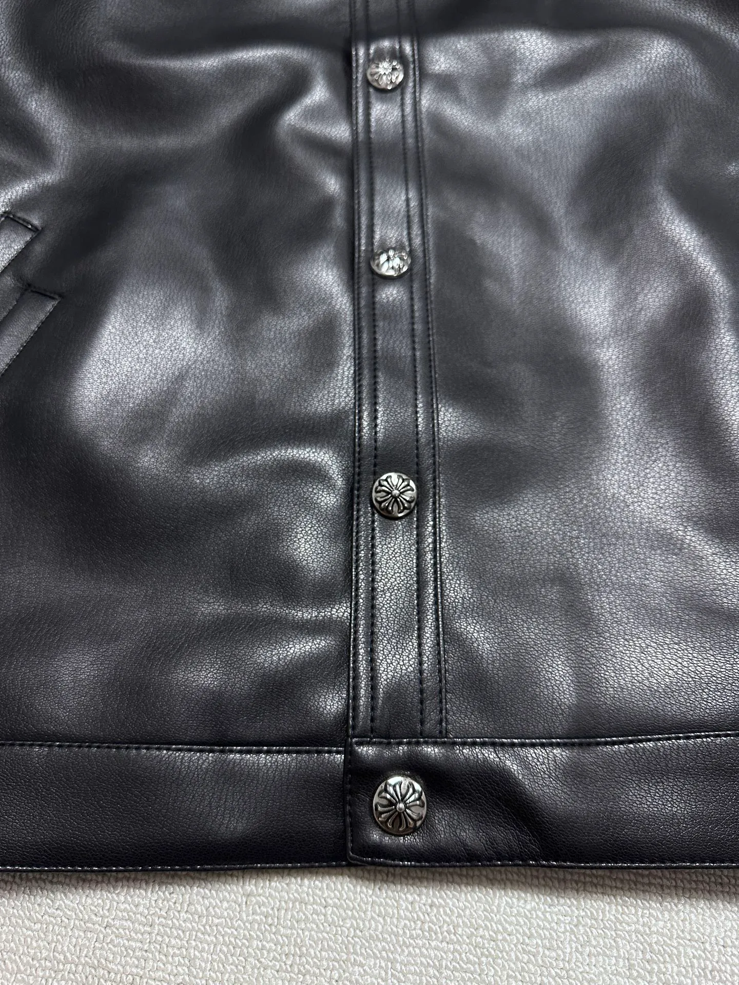 P800 💰 Chrome Heart*/Chrome Heart 24SS CH double-sleeved flame vine embroidered leather jacket. Originally purchased for 84,300, the fabric is custom-woven using black pebbled composite two-layer sheepskin material, custom-made silk jacquard logo lining, embroidery is processed using TAJIMA machine, appliqué embroidery technology, back imported template machine shape, customized genuine leather trademark, customized genuine leather size, customized 5.8cm metal logo mark, customized 18mm four-button buckle, customized 18mm two-button button, a full set of three-label accessories, exclusively produced.  Size：S/M/L